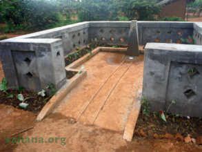 Building another communal faucet in Fiarenana