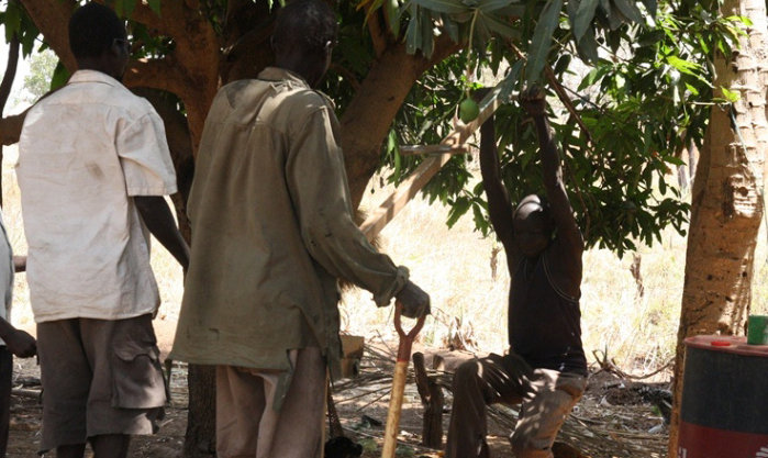 Omilling, community members at site