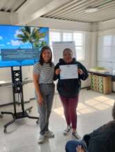 Orgullo y Logro: Maestra Artesana Recibe su Diplom
