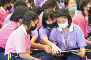 Students break into study groups during CSTraining