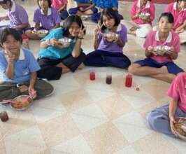 Students enjoy teacher's kind act to make lunch