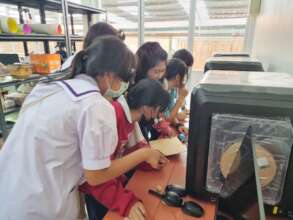 MakeHerSpace: Students make things in a 3D printer