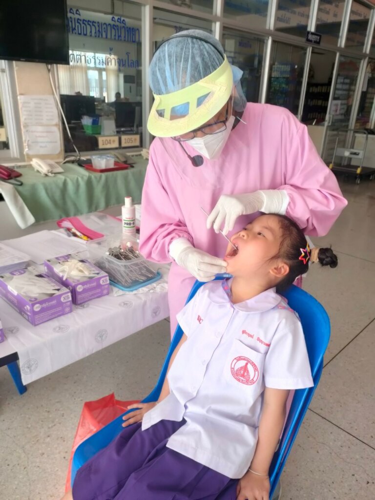 Hospital staff give dental checks for K to 6 grade