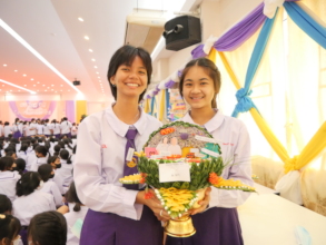 Students honor their teachers on Wai Kru Day