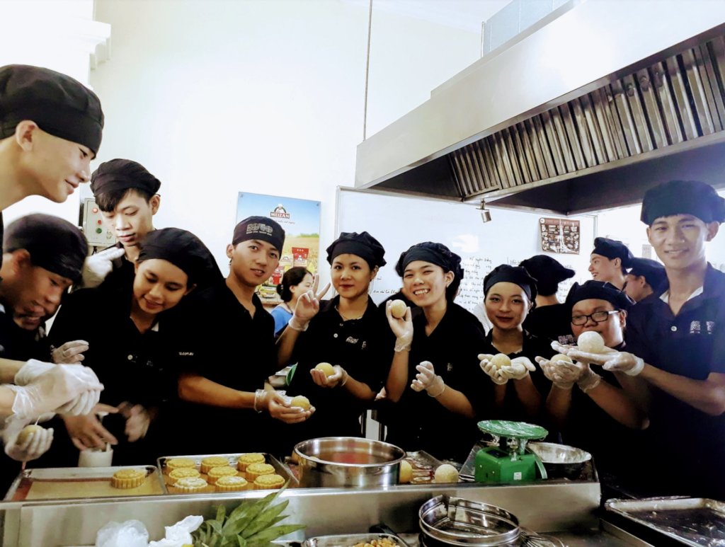 Trainees making mid-autumn mooncake