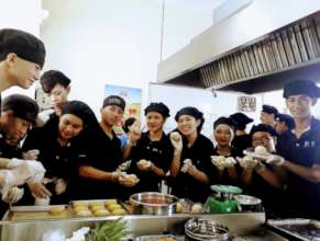 Trainees making mid-autumn mooncake