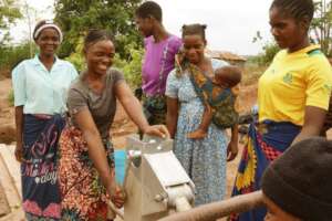 Women of Thyolo learn how to fix the water well!