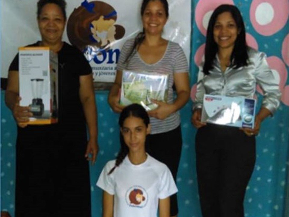 Help train hundreds of single mothers in DR