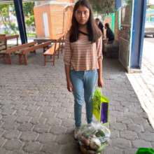 Joven recogiendo su despensa