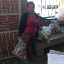 Ama de casa recogiendo su despensa