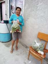 Mujer beneficiada con despensa