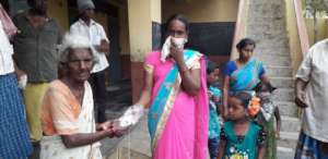 Food packages distribution to street dwellers