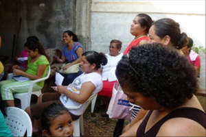 Women make deposits in la Colonia Obrera