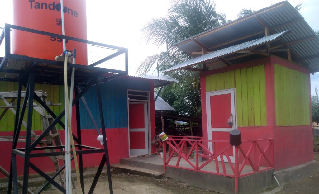 The latrine in Petobo with water tank