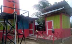 The latrine in Petobo with water tank