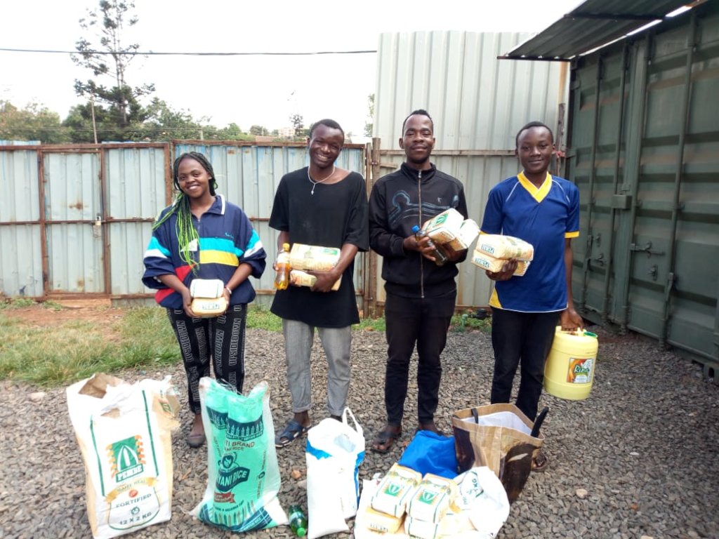 Emergency food parcels given out in Nairobi Mar 26