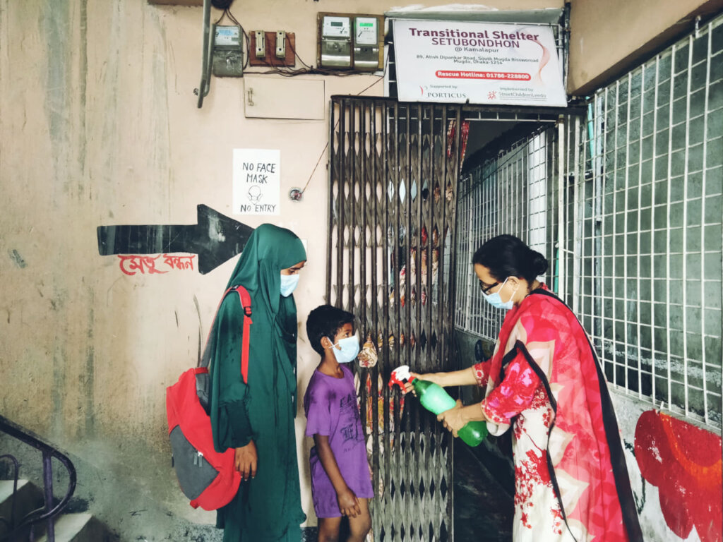 Child enters LEEDO shelter in Bangladesh