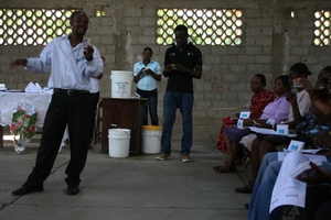 Supervisor Miguel Exavier trains health agents