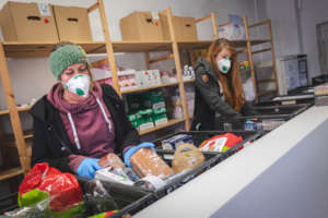 Distribution of food packages (c)Christian Leitner