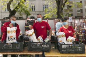 Food distribution2 (c)Caritas_Reiner Riedler