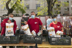 Distribution of food packages (c)Reiner Riedler