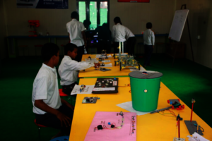 Children in activity at the Tinkering Lab