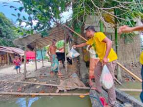 Volunteers distributing food