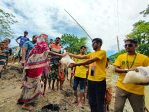 Volunteers distributing food