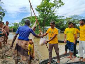 Volunteers distributing food