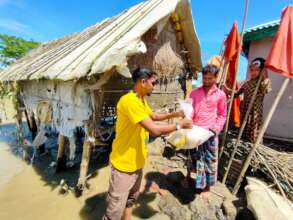 Volunteers distributing food