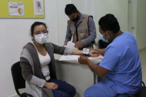 Nurse is prepped for COVID-19 vaccine in Chiapas