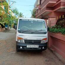 A new school van for the children of Janani Home