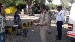 Policemen distributing the ISKCON Food Packets