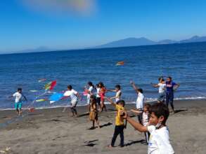 Kite activity teaches kids about migratory birds