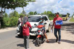 Hygiene kits distribution on the open road