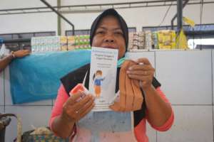 A lady at traditional market with the  hygiene kit