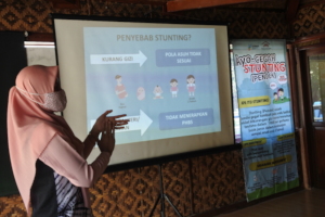 Miss Erna explaining about the causes of Stunting