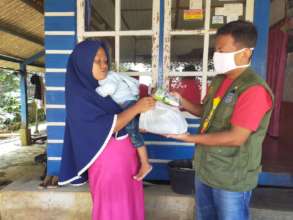 YUM's staff distributes food packages