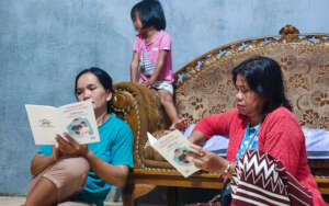 Mothers reading the educational booklet