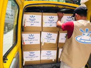Distributing food parcel to families in quarantine