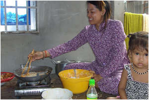 Sok Khea cooking with her daughter