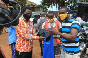 Distributing masks in Freetown