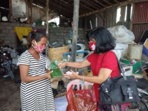 Distributing lunch to informal waste collectors