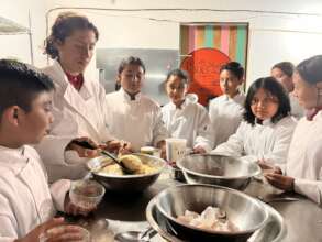 The alumni group learning how to bake at chantiik