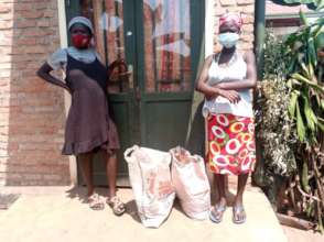 17 years-old twin mothers given food at Gikomero