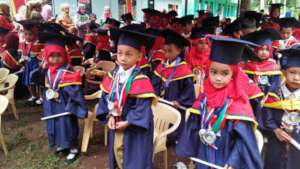 Moving-up day for sea-gypsy kinder pupils, Lugmah