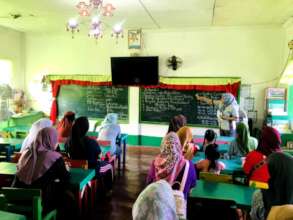 Lead teacher s explain lesson plans to parents