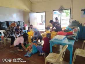 AAI volunteers packing relief for most needy