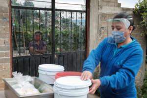 Crecemos DIJO team bringing food to the family