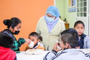 Mama alimentando a su bebe